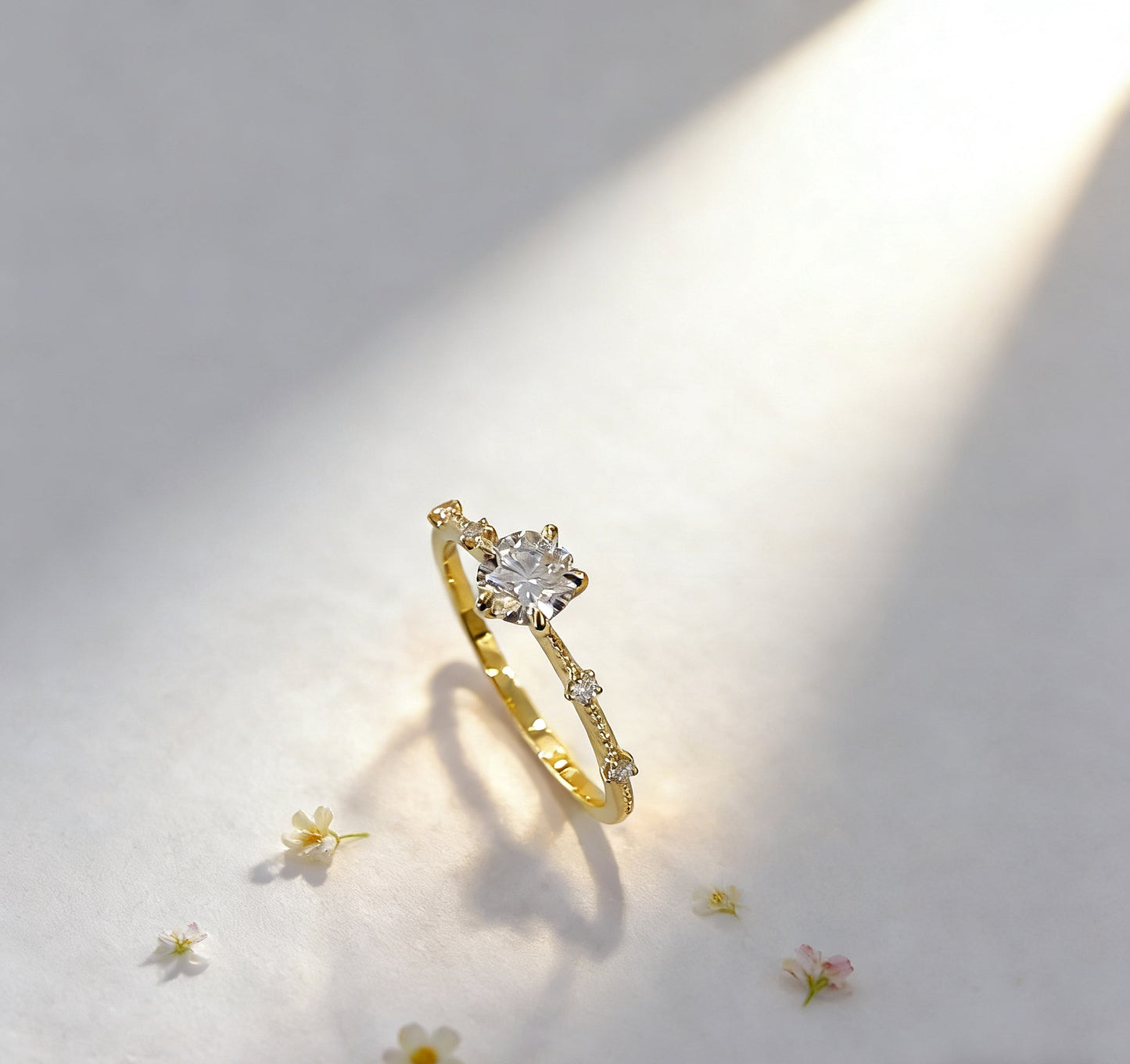 18K Gold Lab Diamond Star Trail Side Stones Ring