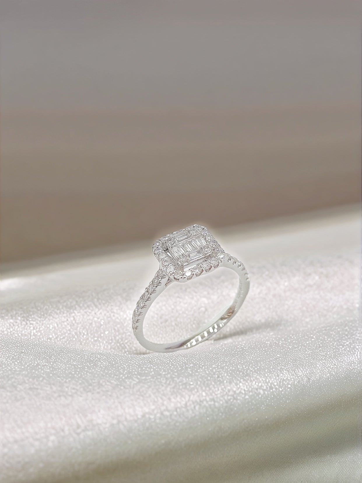 18K White Gold Lab Diamond Emerald Hollow Halo Ring